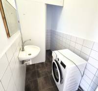 * na predaj 3i rodinný dom, 6á pozemok, Čataj - Priestor s umývadlom a práčkou v rodinnom dome.