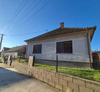 * na predaj 3i rodinný dom, 6á pozemok, Čataj - Rodinný dom v Čataji s jednoduchou fasádou, plot z betónových tvárnic a pletiva.