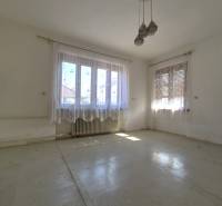 * na predaj 3i rodinný dom, 6á pozemok, Čataj - Priestranná izba v rodinnom dome so záclonami a svetlým osvetlením.