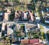 * na predaj 3i rodinný dom, 6á pozemok, Čataj - Letecký pohľad na štvrť v Čataji s rodinnými domami a záhradami.