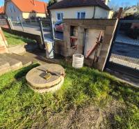 * na predaj 3i rodinný dom, 6á pozemok, Čataj - Pred rodinným domom v Čataji je poklop a trávnatá plocha.