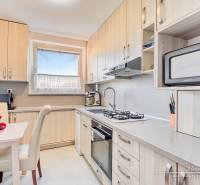 REZERVOVANÉ 4-izbový byt v Trnave na Veternej ulici - Kuchyňa v 4-izbovom byte s ovocím na stole a vstavanými spotrebičmi.