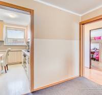 REZERVOVANÉ 4-izbový byt v Trnave na Veternej ulici - Kuchyňa a detská izba v 4-izbovom byte s podlahou s dreveným dekorom.