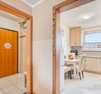 REZERVOVANÉ 4-izbový byt v Trnave na Veternej ulici - Interiér 4-izbového bytu s podlahou s dreveným dekorom a svetlou kuchyňou.