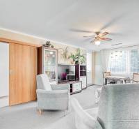 REZERVOVANÉ 4-izbový byt v Trnave na Veternej ulici - Svetlá obývačka so sedačkami v 4-izbovom byte a podlahou s dreveným dekorom.