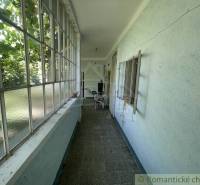 Rodinný dom v pôvodnom stave na 7 árovom pozemku v Tvrdošovciach - Úzky presklený priestor v rodinnom dome s výhľadom na záhradu.