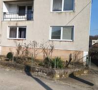 5 izbový dom Mankovce - Rodinný dom v Mankovciach, dvojpodlažný s balkónom a priľahlým záhradným pozemkom.