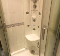 Prenájom 2 izbový zariadený byt, balkón, Sputniková ul, BA II. Ružinov - Sprchový kút s hydromasážnymi tryskami v 2-izbovom byte.