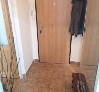 Prenájom 2 izbový zariadený byt, balkón, Sputniková ul, BA II. Ružinov - Vstupná hala 2-izbového bytu s keramickou podlahou a bundami na vešiaku.