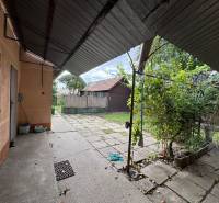 NA PREDAJ!!! Rodinný dom s veľkým pozemkom v obci Vék pri Hurbanove - Rodinný dom v Komárne s priestranným dvorom a altánkom, obklopený zeleňou.