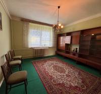 NA PREDAJ!!! Rodinný dom s veľkým pozemkom v obci Vék pri Hurbanove - Obývacia izba s kobercom a nábytkom v Rodinnom dome, jemne osvetlená lustrom.