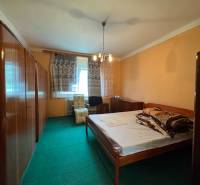 NA PREDAJ!!! Rodinný dom s veľkým pozemkom v obci Vék pri Hurbanove - Spálňa v rodinnom dome s kobercom a dreveným nábytkom.