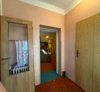 NA PREDAJ!!! Rodinný dom s veľkým pozemkom v obci Vék pri Hurbanove - Chodba v rodinnom dome s presklenými dverami a viditeľnými radiátormi.