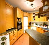 3 izbový byt s balkónom v obľúbenej lokalite Neusiedl am See - Kuchyňa v 3-izbovom byte s rohovou linkou a podlahou s dreveným dekorom.