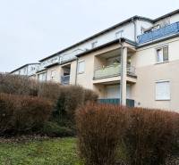 3 izbový byt s balkónom v obľúbenej lokalite Neusiedl am See - Exteriér 3-izbového domu v Kittsee so záhradou a balkónmi.