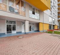 Na predaj príjemný zariadený 1 izbový byt na ulici Antolská, Petržalka - Exteriér budovy na Antolskej ulici v Bratislave - Petržalke s obchodnými priestormi.