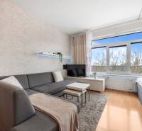 Na predaj príjemný zariadený 1 izbový byt na ulici Antolská, Petržalka - Obývacia časť 1-izbového bytu s pohovkou, TV, svetlými stenami a podlahou s dreveným dekorom.