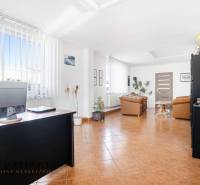 Na prenájom obchodný priestor s kanceláriou, Štúrovo - Svetlé obchodné priestory s kreslami, stolmi a dekormi na podlahe s dreveným dekorom.