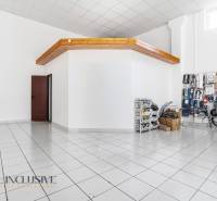 Na prenájom obchodný priestor s kanceláriou, Štúrovo - Obchodné priestory s bielymi stenami a keramickou podlahou. Súčasťou je uložený tovar.