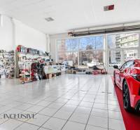 Na prenájom obchodný priestor s kanceláriou, Štúrovo - Autoservisné obchodné priestory so sklom a vystaveným autom na dlažbe, súčiastky na stenách.