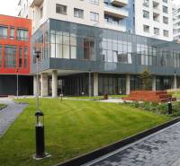 Exkluzívne | Krásny 2 izbový byt v novostavbe City Park Ružinov - Moderná budova s veľkými presklenými stenami na Plynárenskej ulici v Bratislave - Ružinove.