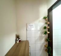 PRENÁJOM - Bistro/ Gastro prevádzka - Košice - Juh - Drevený nábytok v gastro priestoroch s dekoratívnymi prvkami na stene.