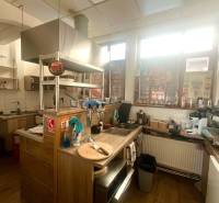 PRENÁJOM - Bistro/ Gastro prevádzka - Košice - Juh - Kuchyňa v gastro priestoroch s podlahou s dreveným dekorom, vybavená moderným zariadením.