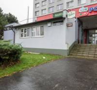 PRENÁJOM - Bistro/ Gastro prevádzka - Košice - Juh - Gastro priestory na Žižkovej ulici v Košiciach - mestská časť Juh, so schodiskom a zeleňou.