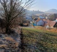 SKLABIŇA -7 km od mesta Martin -stavebný pozemok 1403m2 - Krajina v Sklabini s pozemkami na bývanie, domy a stromy v pozadí.