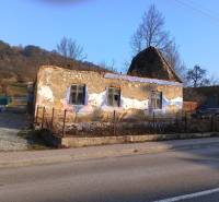 SKLABIŇA -7 km od mesta Martin -stavebný pozemok 1403m2 - Opustená budova na pozemku v Sklabini, vhodná na bývanie.