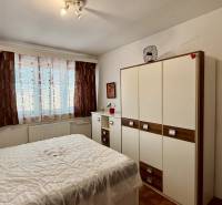 * 7i rodinný dom, veľký 33.5á pozemok, Brestovany - Spálňa v rodinnom dome s posteľou, skriňou a závesmi.