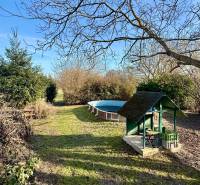 * 7i rodinný dom, veľký 33.5á pozemok, Brestovany - Záhrada pri rodinnom dome na ulici Joža Nižnanského v Brestovanoch s bazénom a dreveným altánkom.