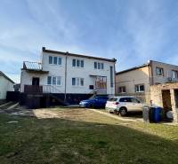 * 7i rodinný dom, veľký 33.5á pozemok, Brestovany - Rodinný dom v Brestovanoch na ulici Joža Nižnanského, s parkoviskom a dvomi autami.