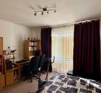 * 7i rodinný dom, veľký 33.5á pozemok, Brestovany - Spálňa s posteľou, písacím stolom, knižnicou a stacionárnym bicyklom.