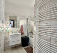 * 7i rodinný dom, veľký 33.5á pozemok, Brestovany - Kúpeľňa v rodinnom dome s mramorovými obkladmi a moderným vybavením.