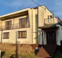 * 7i rodinný dom, veľký 33.5á pozemok, Brestovany - Rodinný dom na ulici Joža Nižnanského v Brestovanoch s predsadeným balkónom.