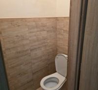 Na predaj  rodinný dom ulica Mudroňova Košice - Toaleta v rodinnom dome s obkladom s dreveným dekorom.