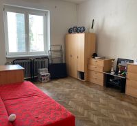 Na predaj  rodinný dom ulica Mudroňova Košice - Interiér rodinného domu s podlahou s dreveným dekorom, červenou posteľou a skriňami.