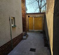 Na predaj  rodinný dom ulica Mudroňova Košice - Exteriér domu na Mudroňovej ulici v Košiciach - mestská časť Juh s dlažbou.