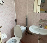 Na predaj  rodinný dom ulica Mudroňova Košice - Kúpeľňa v rodinnom dome s toaletou, umývadlom a dlažbou s jemným vzorom.