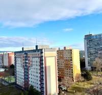 Zrekonštruovaný 3i byt na začiatku Petržalky, električka, les, výhľady - Výhľad na panelové domy na Osuského ulici v Bratislave - Petržalke.