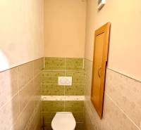 Zrekonštruovaný 3i byt na začiatku Petržalky, električka, les, výhľady - Toaleta v 3-izbovom byte s farebnými obkladačkami a ventilačným systémom.