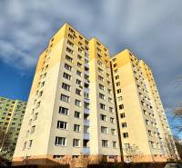 Zrekonštruovaný 3i byt na začiatku Petržalky, električka, les, výhľady - Bytový dom na Osuského ulici v Bratislave - Petržalke s modrými balkónmi.