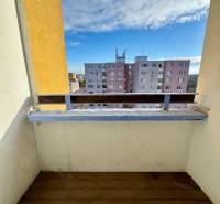 Zrekonštruovaný 3i byt na začiatku Petržalky, električka, les, výhľady - Balkón 3-izbového bytu na Osuského v Bratislave-Petržalke s výhľadom na paneláky.