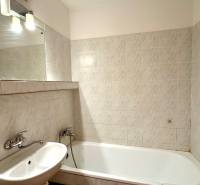 Zrekonštruovaný 3i byt na začiatku Petržalky, električka, les, výhľady - Kúpeľňa s vaňou a umývadlom v 3-izbovom byte s kachličkami.