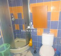 1 - izbový byt Košice, Popradská - Kúpeľňa v 1-izbovom byte s farebnými obkladačkami, sprchovacím kútom a toaletou.