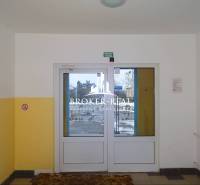 1 - izbový byt Košice, Popradská - Vstupná hala s presklenými dverami, žlté steny, únikový východ v Košiciach - Západ.