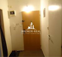 1 - izbový byt Košice, Popradská - Predsieň s jednoduchým dizajnom v 1-izbovom byte, so svetlými stenami a dlažbou.