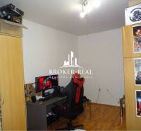 1 - izbový byt Košice, Popradská - Izba v 1-izbovom byte s počítačom, kreslom a podlahou s dreveným dekorom.