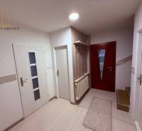 EXKLUZÍVNE: Štýlové bývanie v tichej lokalite Kanaša – po kompletnej r - Rodinný dom so svetlou predsieňou, podlaha s dreveným dekorom, vešiaková stena a dvere.